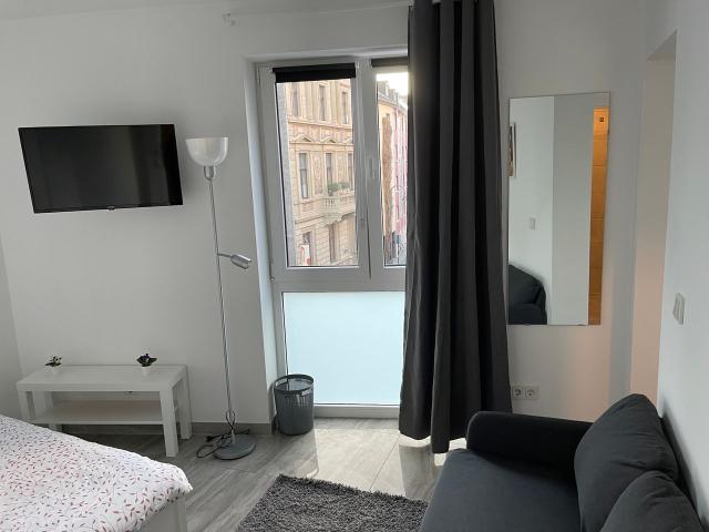 31m² 200M COLOGNE STATION CENTRAL FULL SERVICED KITCHEN BATH WASHING MACHINE HIGHSPEED WIFI, Koln Amsterdam Apartments for Rent