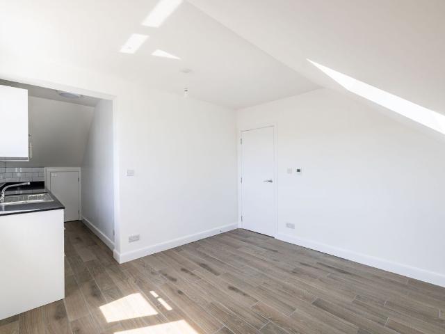 31G Grovehill Road, Redhill RH1, 1 bed flat to rent, £1,275 pcm | PrimeLocation