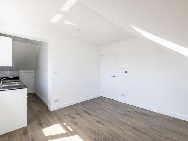 31g Grovehill Road, Redhill RH1 6PJ 1 bed flat to rent £1,275 pcm £294 pw