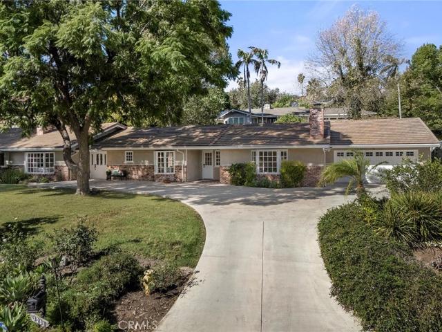 3201 Lakeknoll Drive