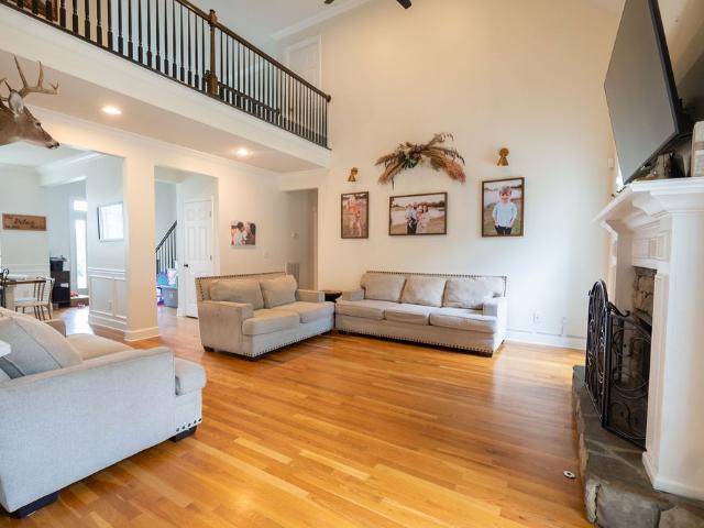 320 Creekside Dr