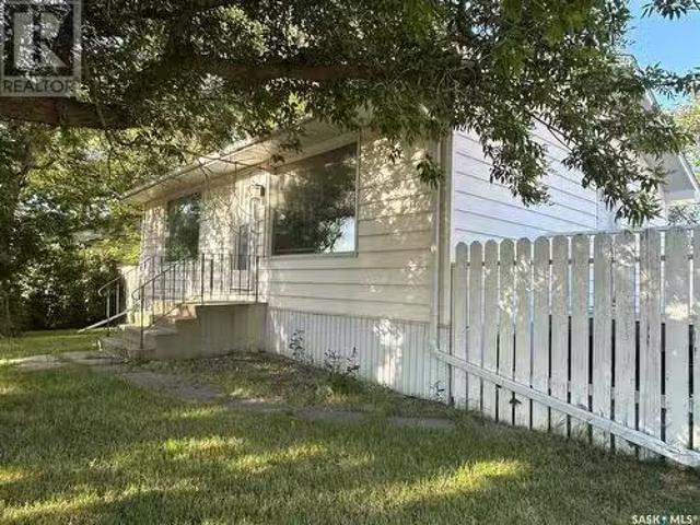 320 Government Road, Weyburn, SK, S4H 2A8 house for sale Li.