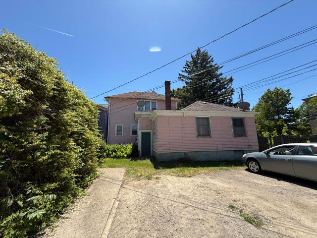 320 E 8th