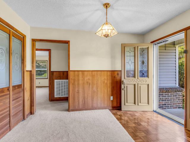 320 Ridgewood Dr