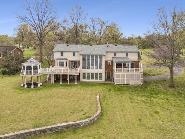 3211 Lakeshore Dr