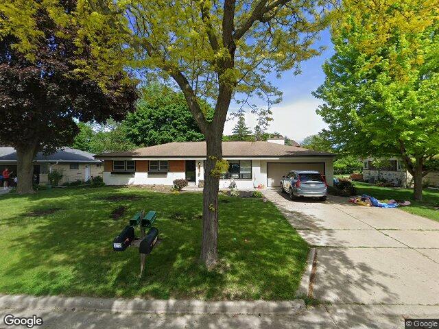 3212 N 104th St, Wauwatosa, WI 53222