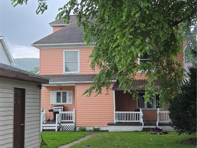 321 E 4th St