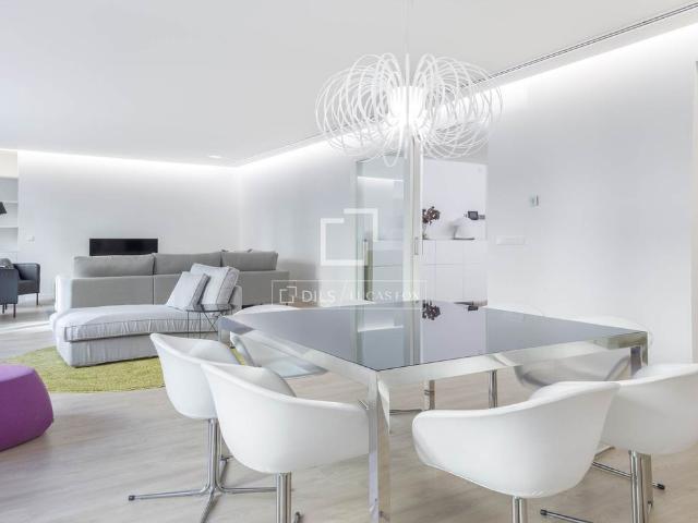 321 m² apartment with a luxury renovation, for rent close to Colón, Valencia