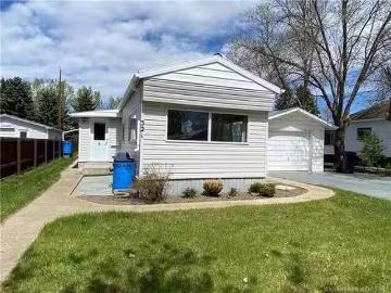 Barons, Alberta - Garden, Parking