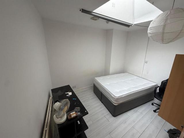 321a Wilmslow Road, Manchester M14 5 bed flat to rent £2,875 pcm £663 pw