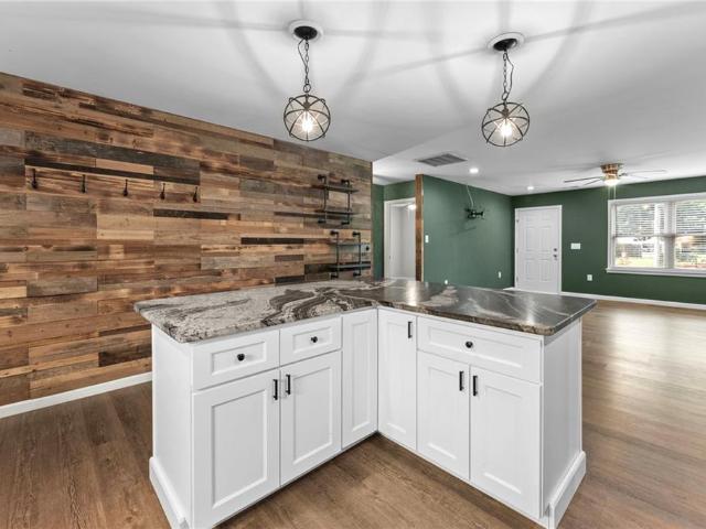 3225 Ellis LN