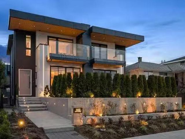 322 18 Street E, North Vancouver, BC, V7L 2Y9 duplex for sal.