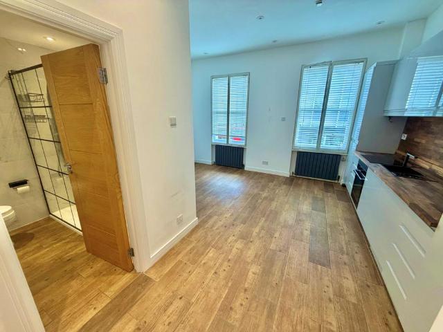 323, Gray's Inn Road, WC1X 1 bed flat to rent £2,123 pcm £490 pw