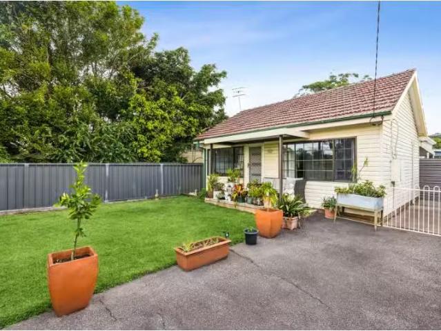 323 Ocean Beach Road, Umina Beach House for rent Listed by Ol.