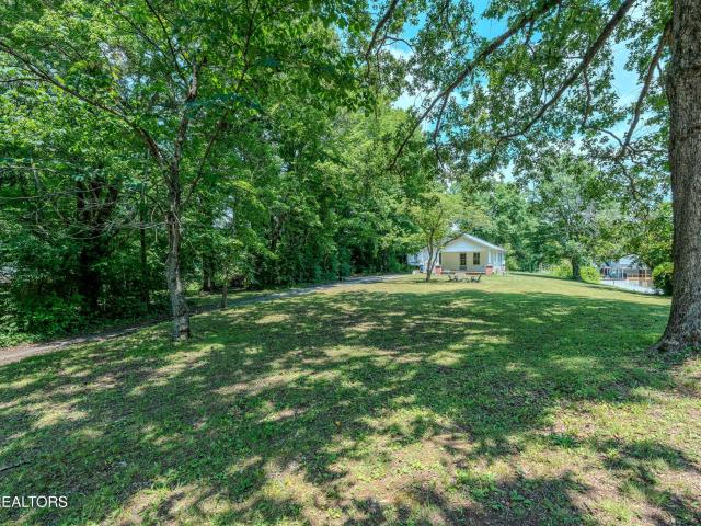 323 Lee Rd