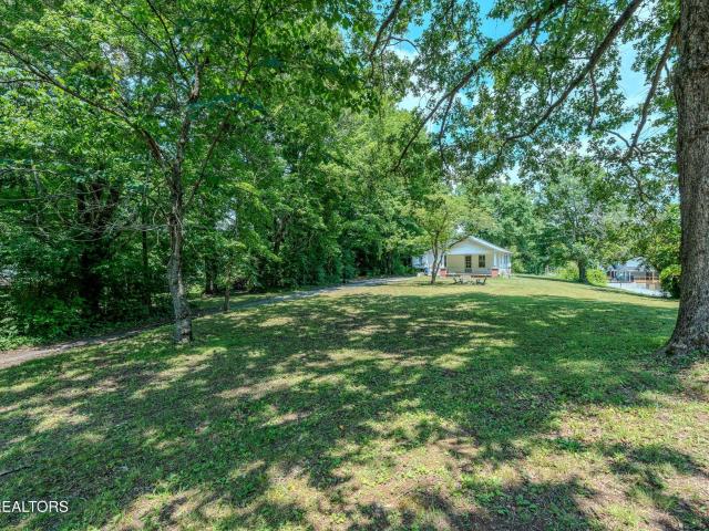 323 Lee Rd