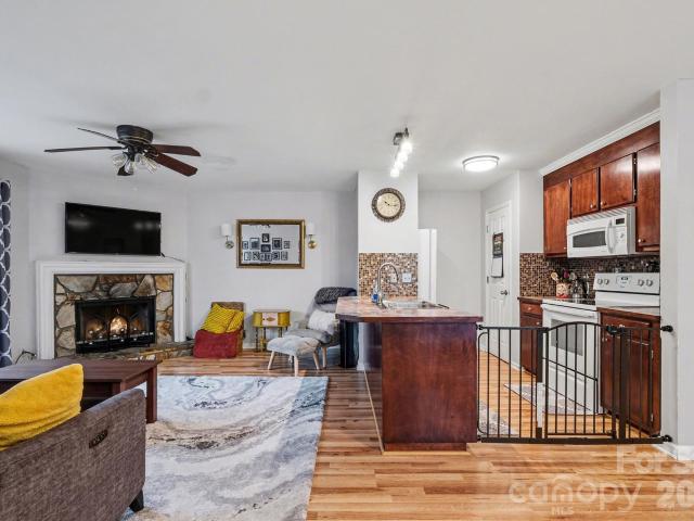3240 Carlyle Drive NW