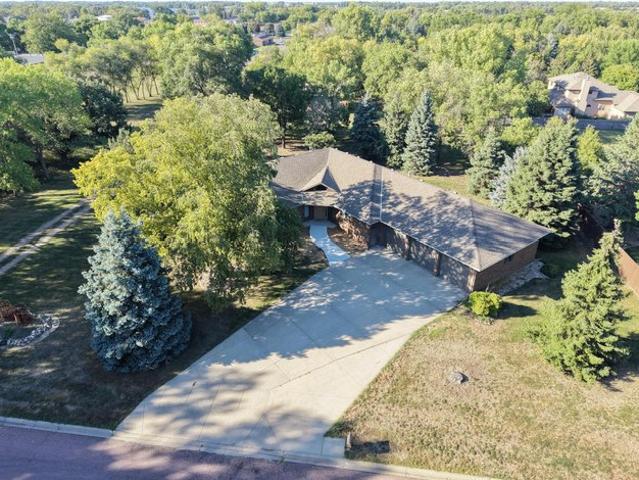 324 Fairoaks Ave, Mitchell, SD 57301