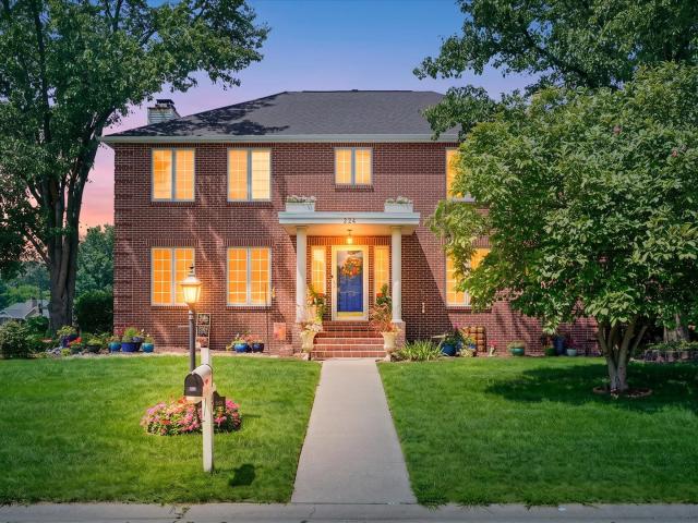 324 N Chaucer Boulevard