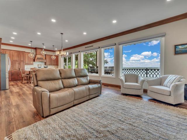 325 Lakeshore Drive