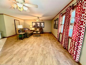 325 S Crestview