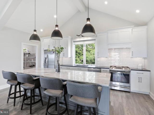 327 E Woods Drive