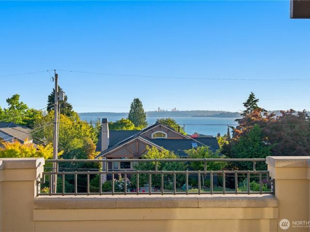 328 10th Avenue W