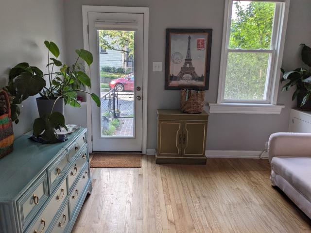 329 L St NE, 2 beds, 1 full bath