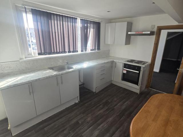 329c Roundhay Road, Leeds, LS8 4HT 2 bed flat to rent £850 pcm £196 pw