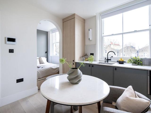 32 33 Kensington Gardens Square W2, Studio to rent, £1,850 pcm | PrimeLocation