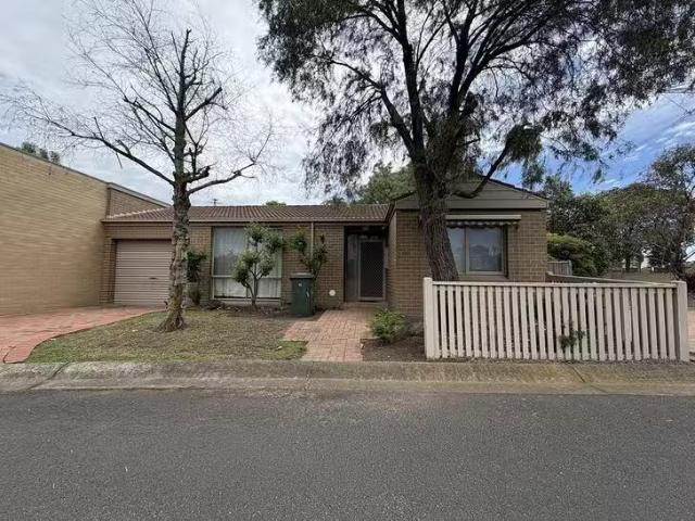 32 Village Avenue, Taylors Lakes, VIC 3038
