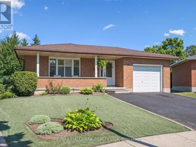 32 Warwick Court, Kitchener, ON, N2E 2P1 house for sale | Listing ID X13640 | Royal LePage
