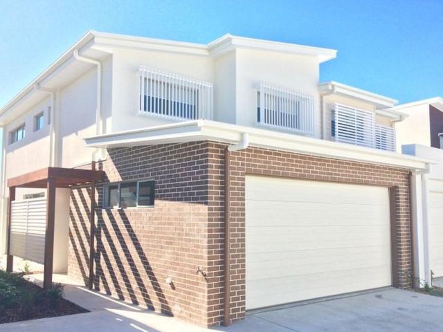 3/2 Waters Close, Hope Island