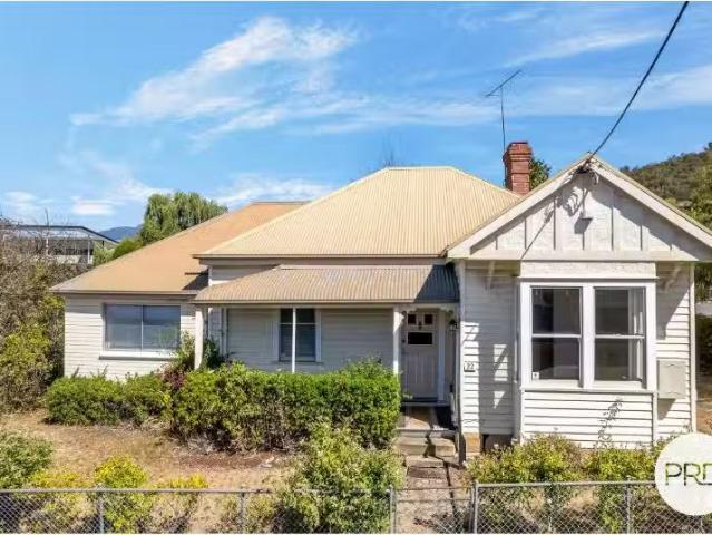 32 Wellington Road, LINDISFARNE House for rent Listed by Sama.