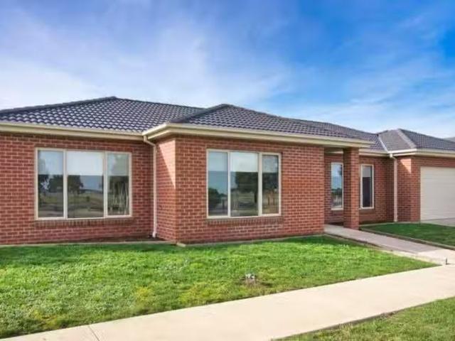 32 Wilmott St, Lucas VIC 3350 House For Lease