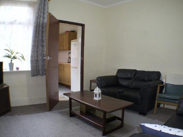 32 Alton Road, B29 7DU 4 bed house to rent £1,525 pcm £352 pw