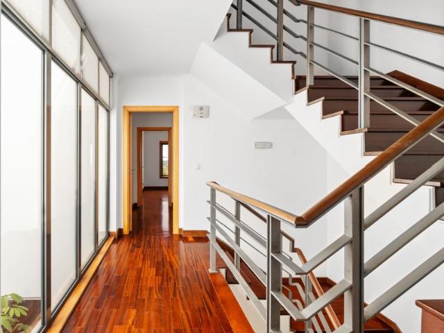 3+2 bedroom villa with sea view, garden and terrace, in Alcabideche