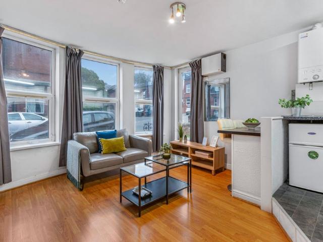 32 BRUDENELL AVENUE Leeds LS6 1HD