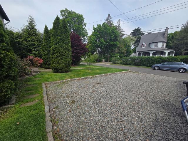 32 Deerfield Avenue