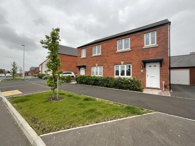 32 Fox Avenue Shrewsbury SY2 6FX 3 bed semi detached house to rent £1,350 pcm £312 pw