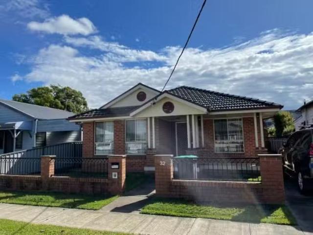 32 Hamilton St, Hamilton North House for rent Listed by Apple.