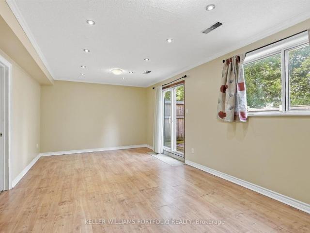 32 Henderson Drive, Aurora