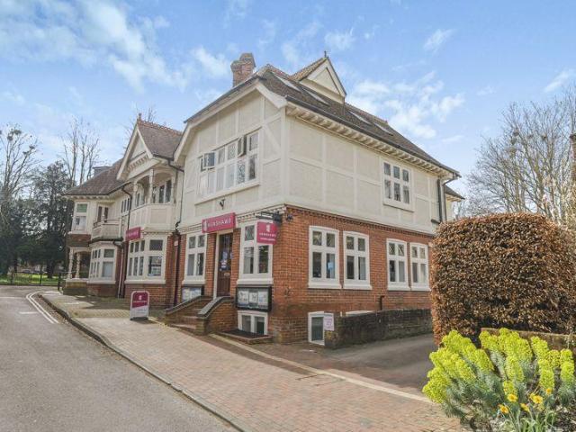 32 High Street, Leatherhead 1 bed apartment to rent £1,275 pcm £294 pw