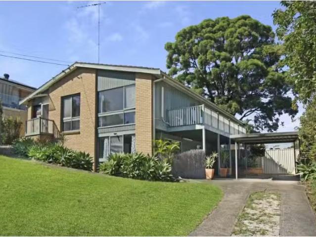 32 Hillcrest Avenue, Moorebank House for rent Listed by Danie.