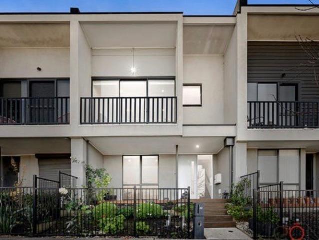 32 Macedon Parade wollert,MODERN TOWNHOUSE WITH CITY VIEWS