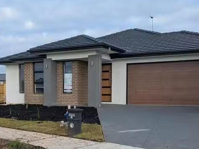 32 Maggie Crescent, Mambourin, VIC 3024