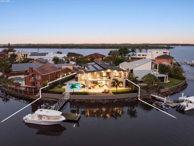 32 meters of Bridge Free Waterfront | Refined Elegance | Broadwater Blue Chip Location