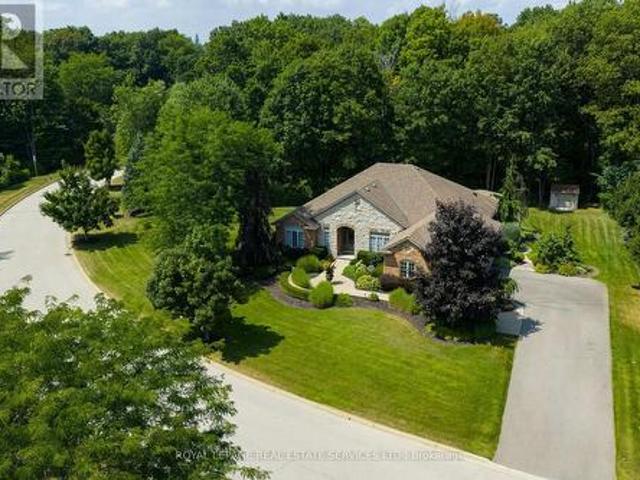 32 Parkshore Place, Hamilton, ON, L0R 1H1 Luxury House for sale | Listing ID X13793 | Royal LePage Carriage Trade Luxury Properties