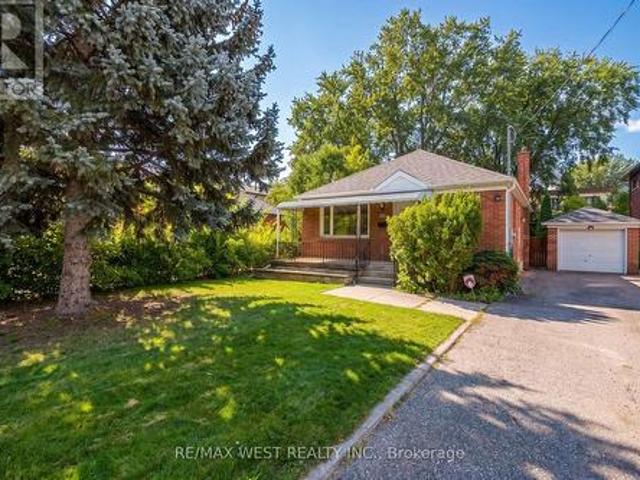 32 Pine Avenue N, Mississauga, ON, L5H 2P8 house for sale | Listing ID W13813 | Royal LePage