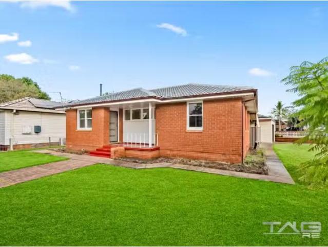 32 Pitcairn Avenue, LETHBRIDGE PARK House for rent Listed by.